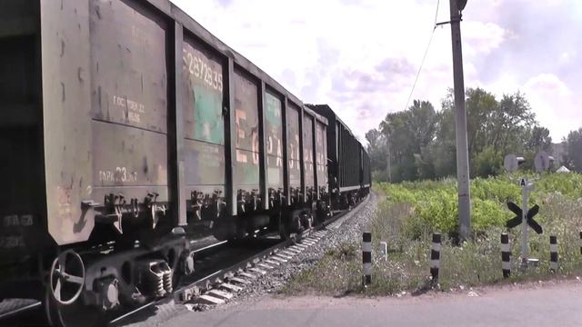 Подъём. Тепловоз 3ТЭ10У-0033 с грузовым поездом