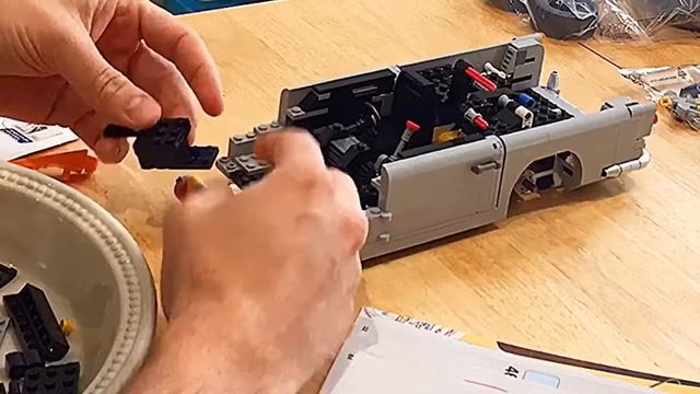Building the LEGO Creator James Bond 007 Aston Martin DB5 | 10262 | Time Lapse смотреть онлайн