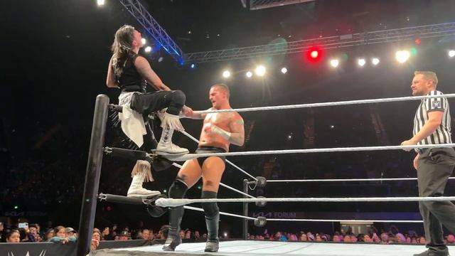 CM Punk vs Dominik Mysterio at WWE Holiday Tour 2023. смотреть онлайн