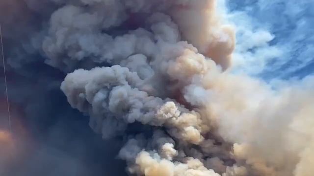 Plane Drops Retardant Over California’s Apple Fire as Blaze Prompts Thousands to Evacuate смотреть онлайн