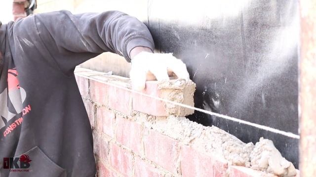 bricklaying - only 1 bricklayer on the wall today,we finaily finish one side of the house смотреть онлайн