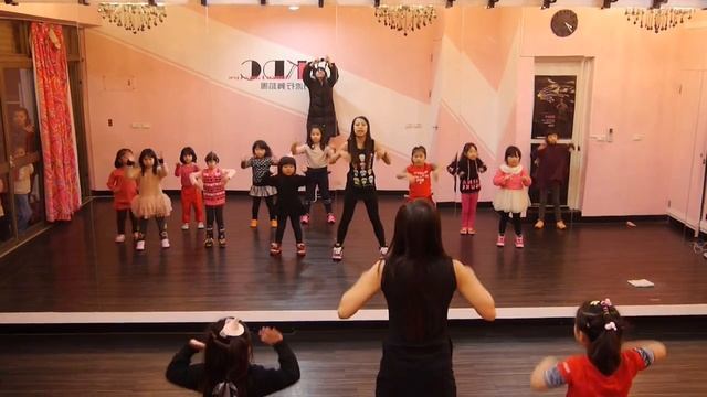 1/22幼兒流行舞入門班:Tara-小蘋果Little Apple смотреть онлайн