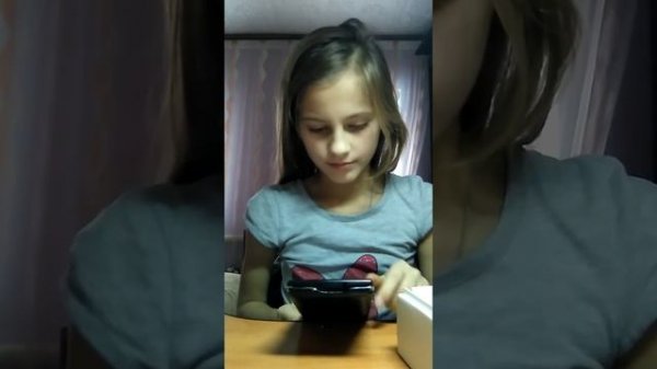 Распаковываю телефон PHILIPS S337