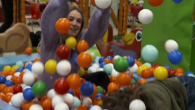 Tile Pro vs Chipolo vs Apple AirTag: Smart Trackers Tested | The Gadget Show смотреть онлайн