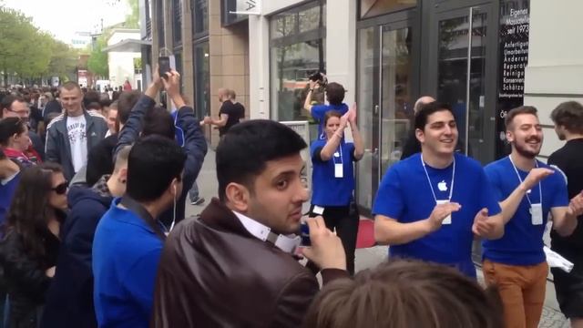 Apple Store Berlin - die Eröffnung des größten Store's in Deutschland смотреть онлайн