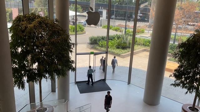 Apple Store BKC in Mumbai смотреть онлайн