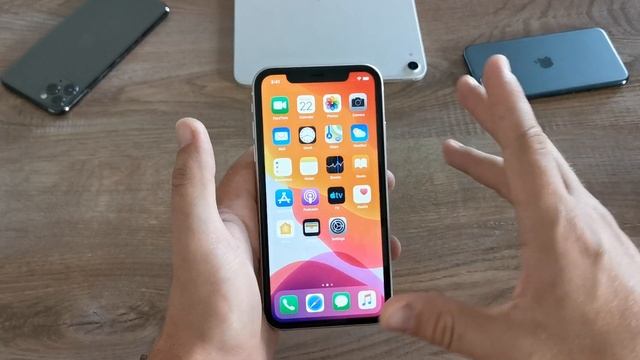 iPhone 11 Hands-on video: Το iPhone του «φτωχού» [Greek] смотреть онлайн
