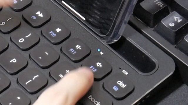 iPhone 11 にピッタリ！アイフォンを立てられるキーボード！【おすすめ】【Bluetoothキーボード】【iClever】【アイフォン11】 смотреть онлайн