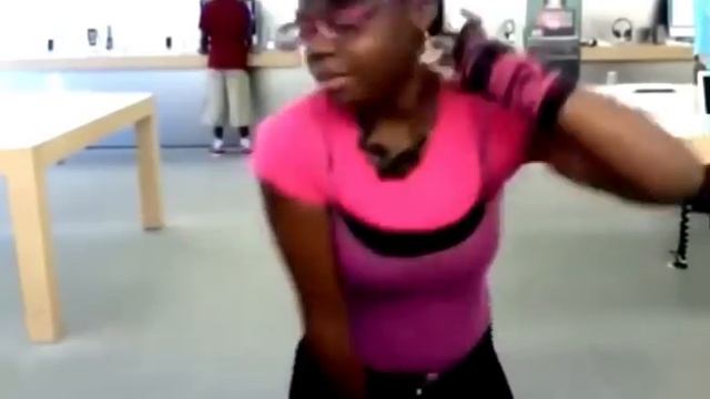 Stan Twitter: Girl dancing at an Apple store while Nasty plays смотреть онлайн