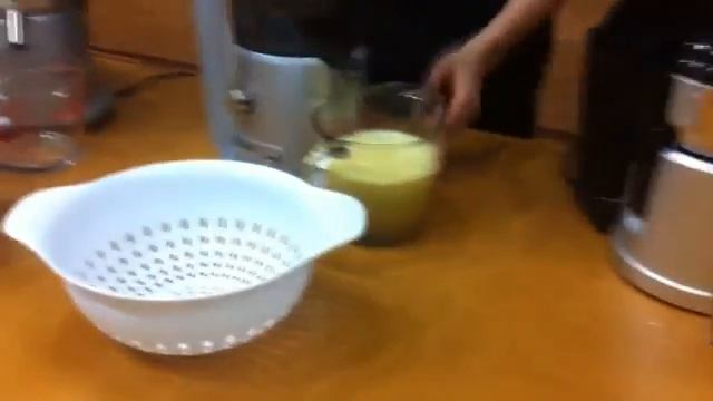 Centrifugal Juicer - Apple Juice Off смотреть онлайн