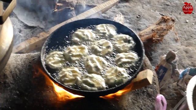 ulli vadalu | Onion vada Cooking By Beautiful Young Lady | Vijayanagaram Street food смотреть онлайн