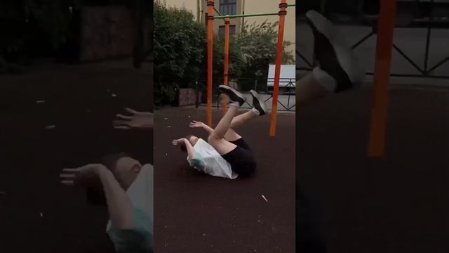 Паркур и фриран трюки на горьковской площадке #freerunning смотреть онлайн