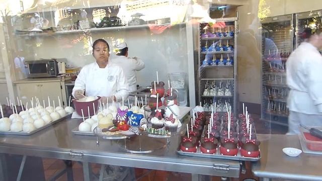 Mickey & Minnie Mouse Desserts at Disneyland in Downtown Disney - Caramel Apples смотреть онлайн