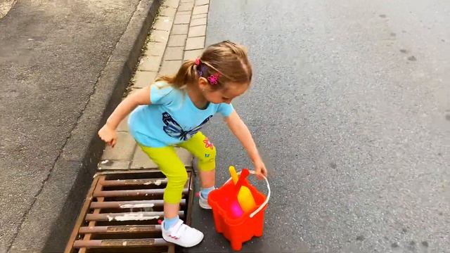 Миа в поисках куколки ЛОЛ. Челлендж выполни задания и получи приз. смотреть онлайн