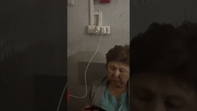 Человек не может без зарядки. Айфон подзарядить смотреть онлайн