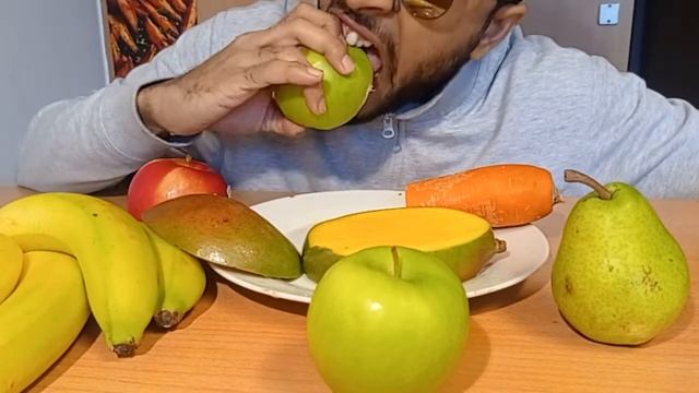 ASMR fuirts eating show, green apples, bananas, Mango, carrots,🍌🥭🍎🍏🍐🥕 смотреть онлайн