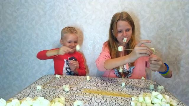 Башня из маршмеллоу и спагетти! Челлендж у кого башня выше! смотреть онлайн