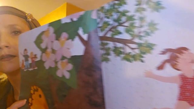Ms Lacey Reads 'The Apple Pie Tree' смотреть онлайн