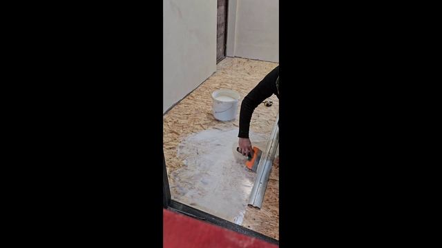 Как выровнять стяжку и уложить кварцвиниловую плитку на контактный клей смотреть онлайн