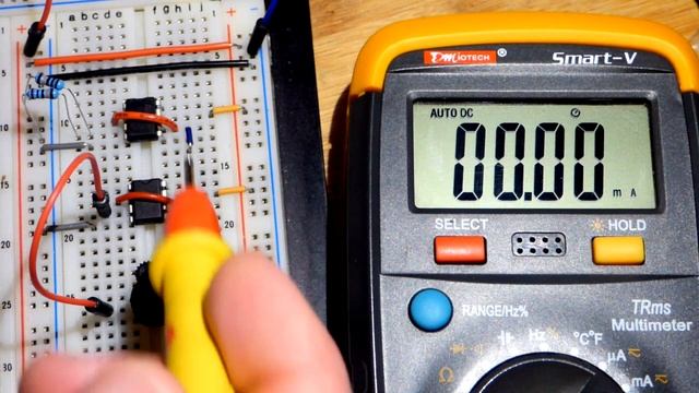 Testing UA741 op amp internal output short circuit protection for beginning learning electronics смотреть онлайн