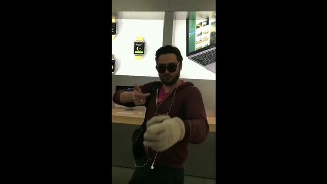 Think different 2016 French guy calmly destroys everything in Apple Store смотреть онлайн