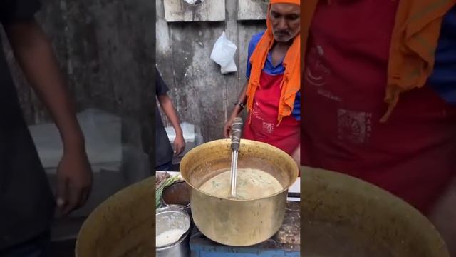 Довольно странно готовит чай. смотреть онлайн