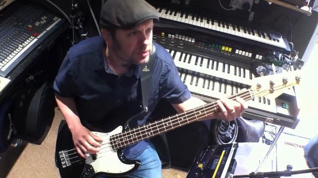 Bass Guitar Lessons - Sir Duke смотреть онлайн