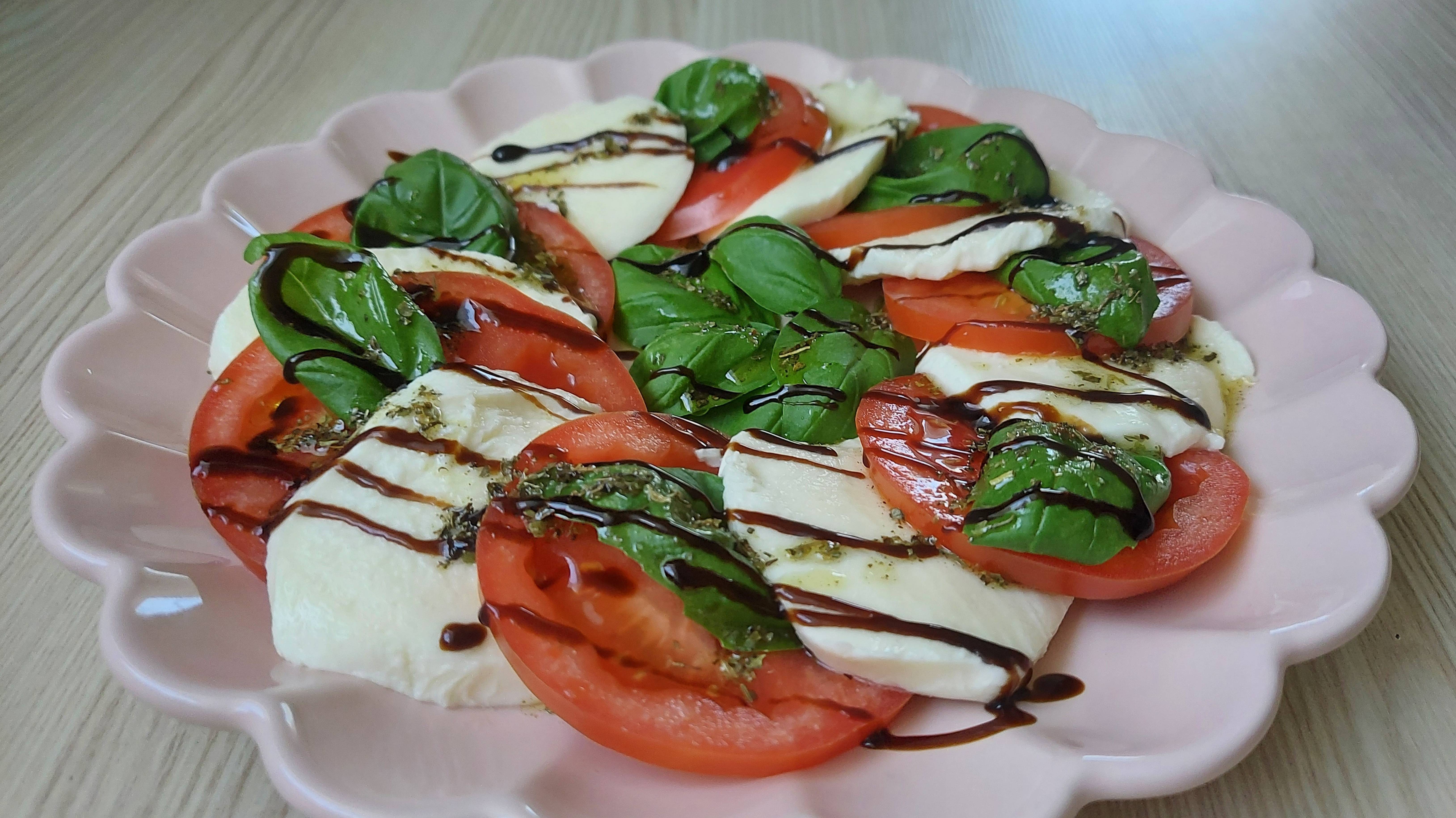 Итальянский салат "Капрезе" просто, вкусно и полезно. Салат за 2 минуты с помидорами и моцареллой. смотреть онлайн