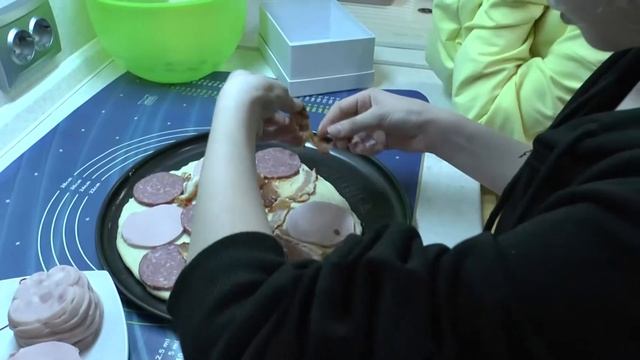 ПИЦЦА ЧЕЛЛЕНДЖ! ЧЬЯ ЖЕ ПИЦЦА ВКУСНЕЕ? ЭТО МОЖНО БУДЕТ ЕСТЬ? смотреть онлайн