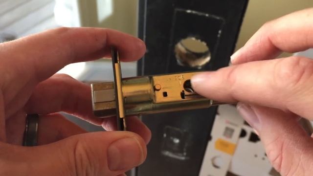 Replacing Door Knob & Handle Assembly (Kwikset Handleset) смотреть онлайн