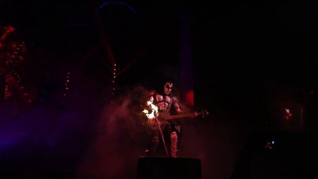 Gene Simmons Stage Torched Sword, KISS, End Of The Road 2019 смотреть онлайн