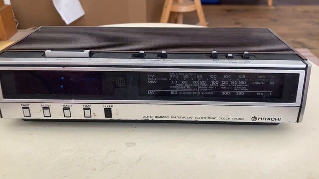 Hitachi KC-695E retro electronic alarm clock radio, made in Taiwan. смотреть онлайн