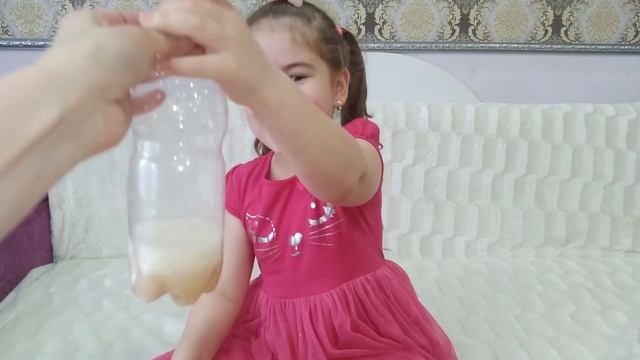 Эксперимент с воздушным шариком, который сам надувается. Опыты и эксперименты для детей смотреть онлайн