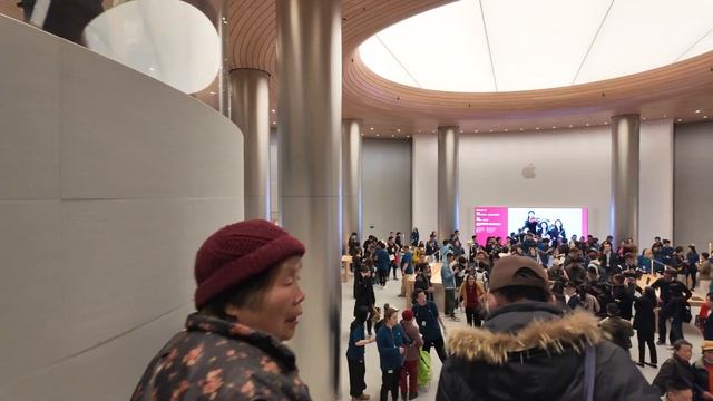 It's Asia‘s biggest Apple retail store.#apple #shanghai #iphone #timcook смотреть онлайн