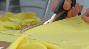 Как работает ателье и какие специалисты трудятся на разных этапах производства одежды?