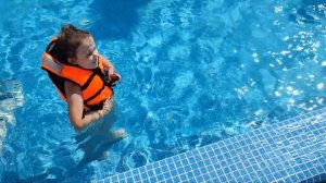 Настя в АКВАПАРКЕ "Тропический берег" в Ярославле [ЛЕТО-ЖАРА-ВОДА]  Nastya life VLOG 0+