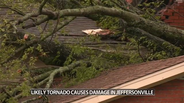 Residents survey damage after possible tornado moves through Jeffersonville, Indiana Tuesday evenin смотреть онлайн