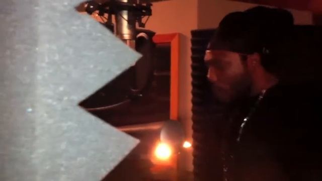 DJ Quest in studio w The Strangeez смотреть онлайн