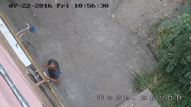Снимаем как чувак стоит у двери подъезда 22.07.2016 смотреть онлайн