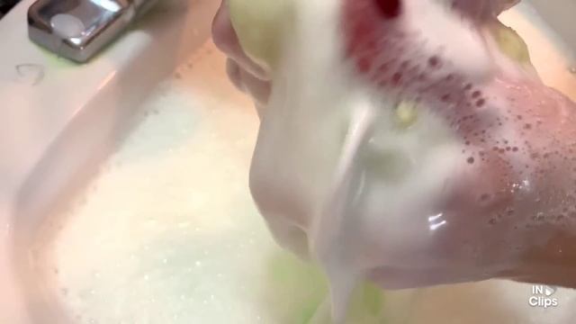BACK TO BASICS! SOAPY GREEN APPLE SQUEEZES - sponge ASMR смотреть онлайн