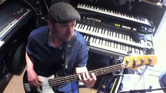 Bass Guitar Lessons - Make your own bass riffs смотреть онлайн