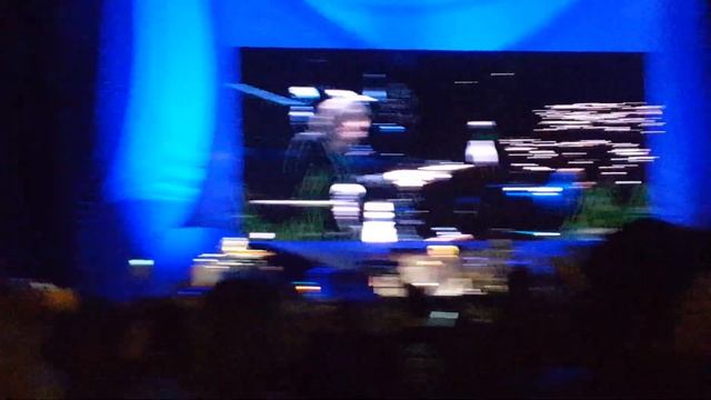Fleetwood Mac 2018 - Neil Finn singing "Don't Dream It's Over" w/ Stevie Nicks backing - Tacoma, WA смотреть онлайн