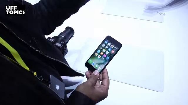 iPhone 7 & iPhone 7 Plus Jet Black First Look! смотреть онлайн