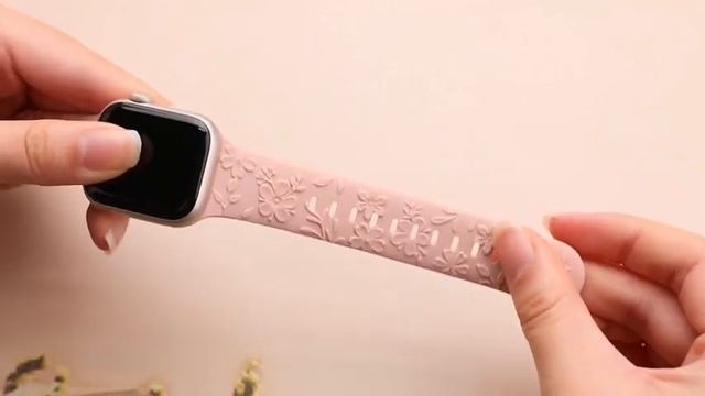 W-RARA Floral Engraved Band Compatible with Apple Watch Band 38/40/41/42/44/45/49mm смотреть онлайн