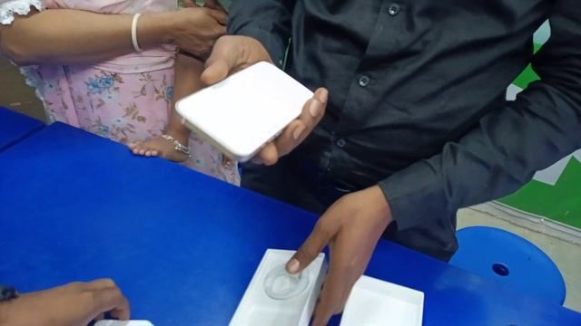 iPhone 13 unboxing in shop of godda Jharkhand смотреть онлайн