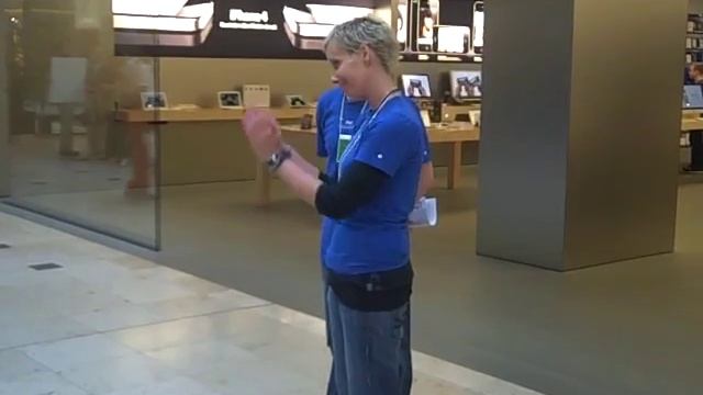 Apple iPhone 4 Launch in Hamburg Alstertal Apple Retail Store смотреть онлайн