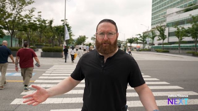 Apple vs Samsung: We went to South Korea to check out the foldable phone frontier смотреть онлайн