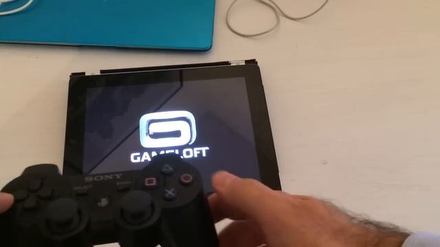 Guida iSpazio: collegare il controller PS3 ad iPhone, iPad iOS 7 con Controller fo All [Cydia] смотреть онлайн