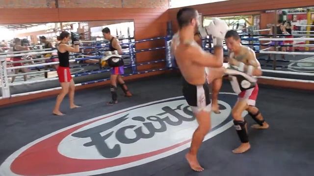 www.muay-thai-santai.com Training with Kru Apple. смотреть онлайн