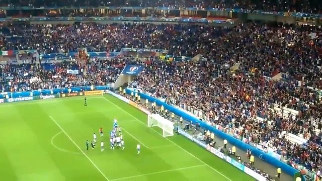 Buffon cade per esultare appendendosi alla traversa dopo Belgio-Italia 0-2 ad Euro 2016 смотреть онлайн